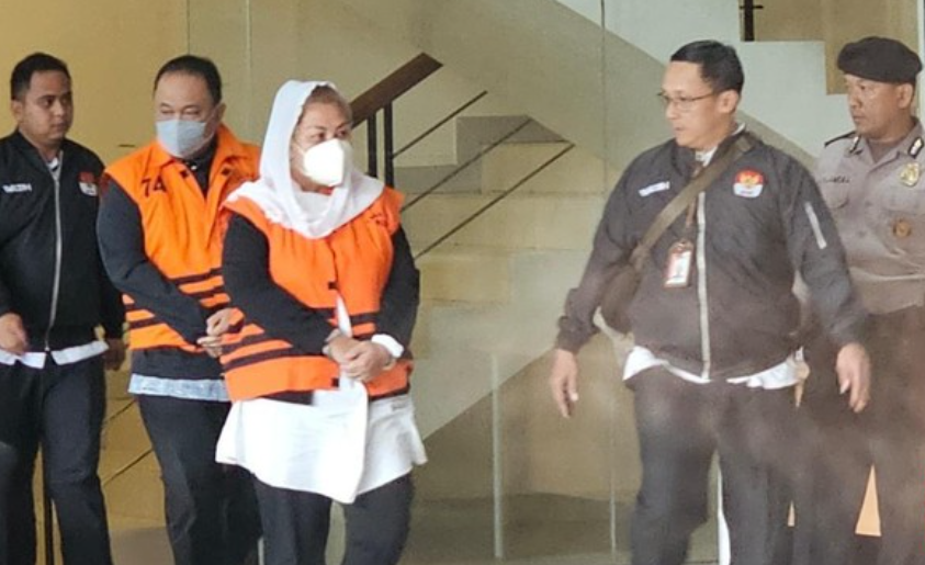Walkot Semarang Hevearita Gunaryanti dan suaminya ditahan KPK terkait kasus dugaan korupsi di lingkungan Pemkot Semarang, Senin (10/2). (CNN Indonesia/Ryan Hadi Suhendra)