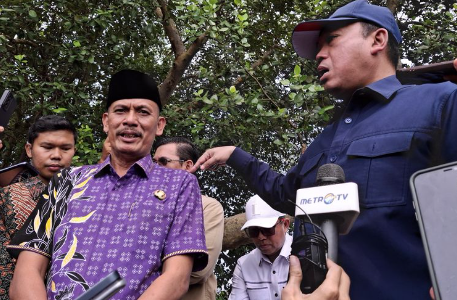 Menteri ATR/BPN, Nusron Wahid (kanan) dan Kepala Desa Kohod, Arsin (kiri) saat meninjau area laut yang memiliki SHGB dan SHM, di Desa Kohod, kabupaten Tangerang, Banten, Jumat (24/1/2025).(KOMPAS.com/