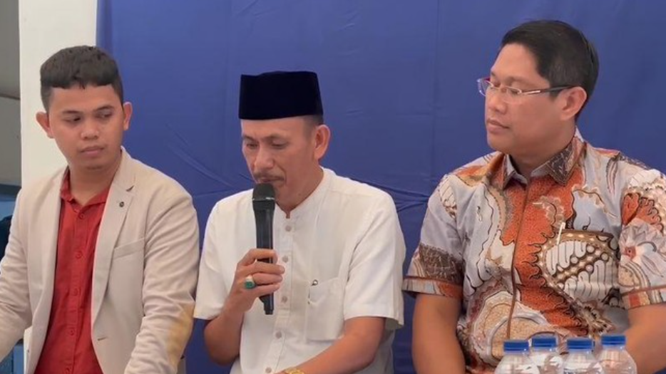 Kepala Desa Kohod, Arsin (tengah), jadi tersangka pemalsuan dokumen wilayah pagar laut di Tangerang. (ANTARA Foto/Azmi)