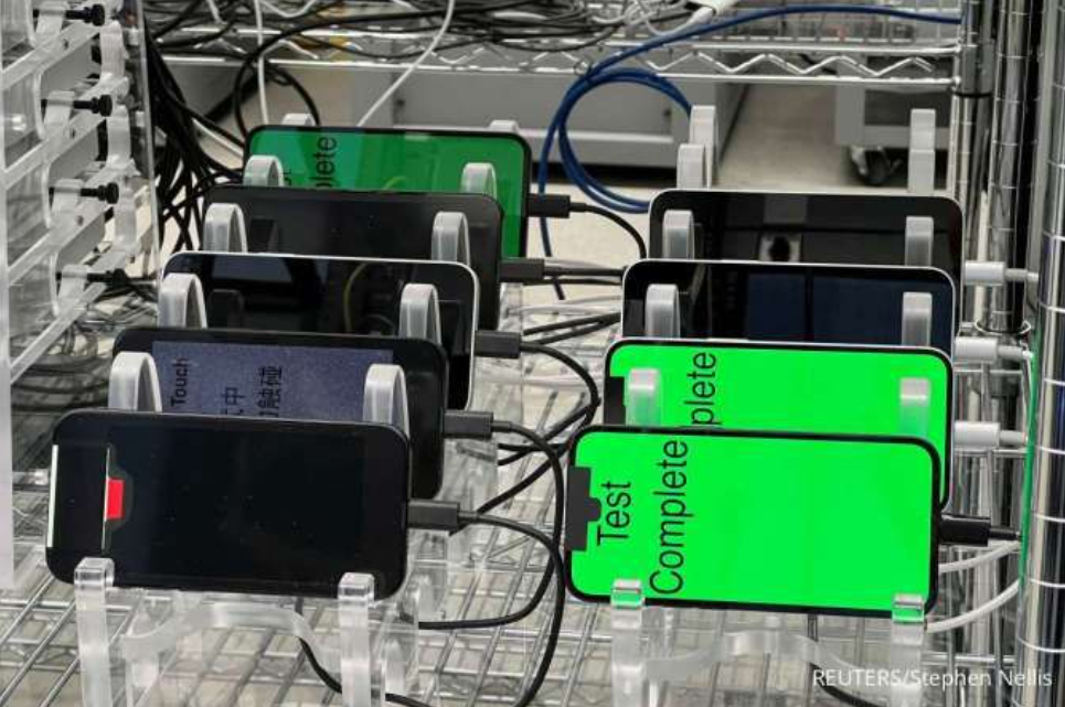 ILUSTRASI. Beberapa iPhone 16e dengan modem C1 diuji ketahanan di laboratorium Apple, Sunnyvale, California, AS, 18 Februari 2025. Ratusan perangkat diuji ribuan jam. REUTERS/Stephen Nellis