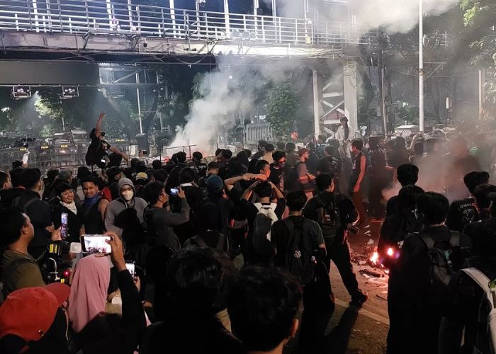 hingga pukul 19.30 massa aksi di depan patung kuda Monas Jakarta Pusat belum juga membubarkan diri