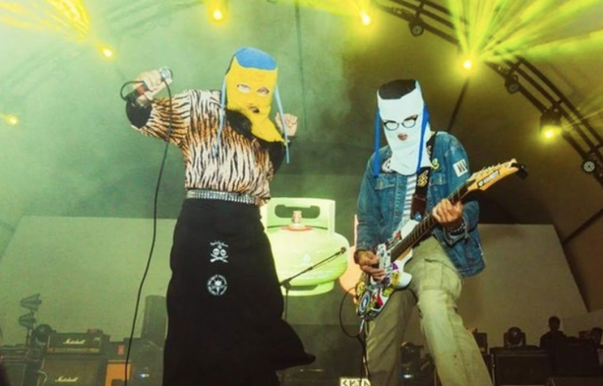 Penampilan personil grup band Sukatani di atas panggung. Salah satu lagu mereka berjudul Bayar Bayar Bayar viral hingga dihapus dari berbagai platform media sosial (foto: tangkapan layar)