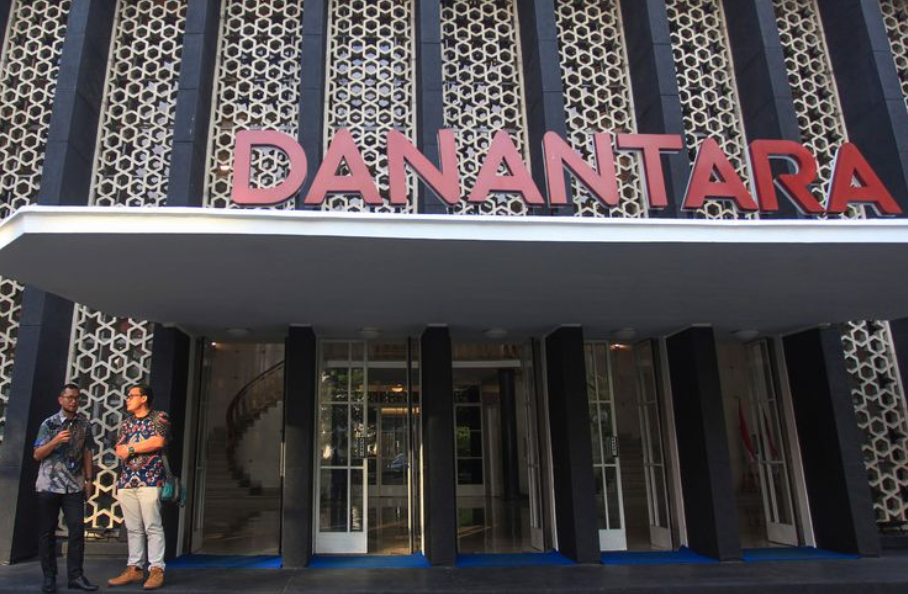 Sejumlah karyawan berbincang di depan Gedung BPI Danantara, Jakarta, Jumat (7/2/2025). BPI Danantara dibentuk melalui pengesahan UU untuk mengelola dan mengoptimalkan aset serta investasi BUMN. (ANTAR