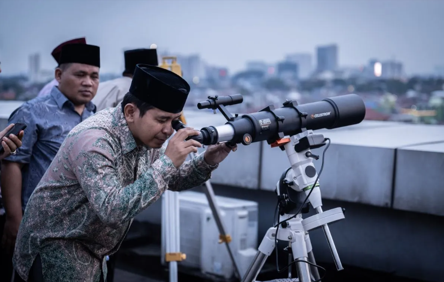 Petugas Kanwil Kemenag DKI Jakarta mengamati hilal dengan teleskop, Minggu (10/3/2024), untuk menetapkan awal Ramadhan 1445 H. (ANTARA FOTO/Bayu Pratama S)