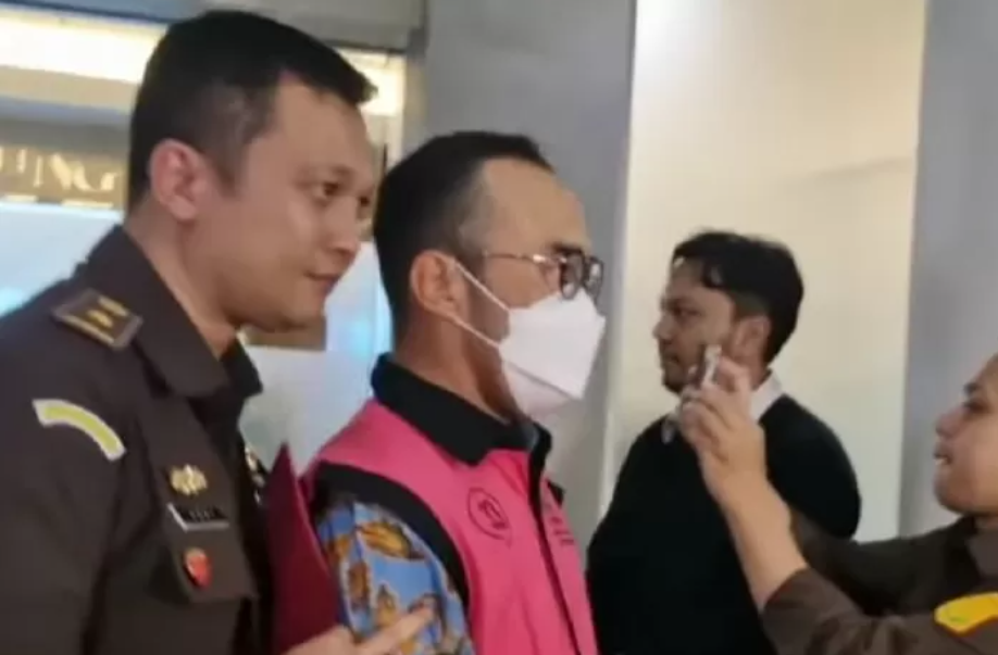 Kejagung membawa para tersangka&nbsp;kasus tata kelola minyak mentah dan produk kilang PT Pertamina