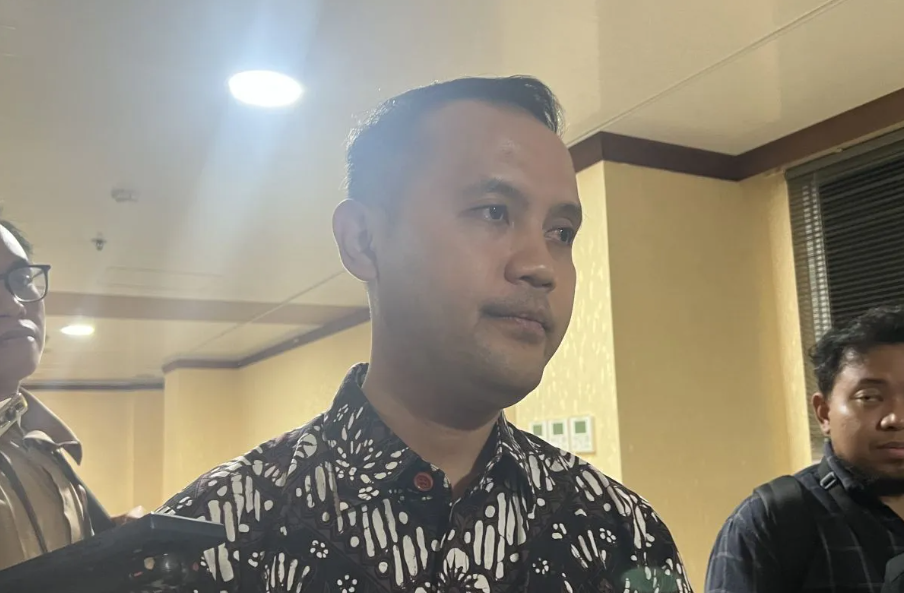 Vice President Corporate Communication Pertamina Fadjar Djoko Santoso memberi keterangan ketika ditemui di Gedung DPD RI, Jakarta, Selasa (25/2/2025). (ANTARA/Putu Indah Savitri)