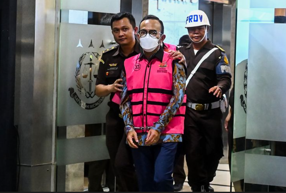 Dirut PT Pertamina Patra Niaga, Riva Siahaan, masuk mobil tahanan usai ditetapkan tersangka korupsi tata kelola minyak mentah dan kilang PT Pertamina Subholding 2018-2023. (ANTARA FOTO/Rivan)