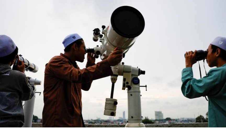 Pemantauan hilal untuk tetapkan awal puasa Ramadan 2025. Foto: REUTERS/Willy Kurniawan