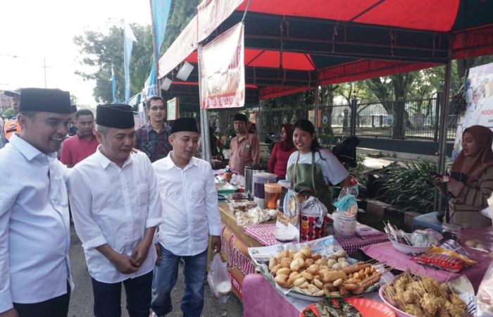 Bazar Takjil Ramadan ke-16 yang diadakan oleh Jawa Pos Radar Madura secara resmi dibuka Bupati Bangkalan Lukman Hakim bersama Wakil Bupati Fauzan Jakfar. (RadarBangkalan.id)