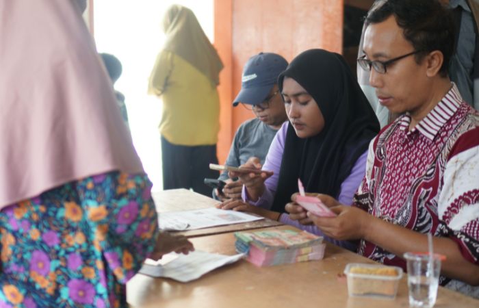 penyaluran bantuan sosial (bansos) Program Keluarga Harapan (PKH) dan Bantuan Pangan Non-Tunai (BPNT) di Kecamatan Socah berjalan dengan lancar dan sukses. (RadarBangkalan.id)