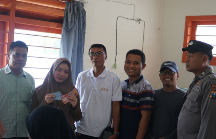 penyaluran bantuan sosial (bansos) Program Keluarga Harapan (PKH) dan Bantuan Pangan Non-Tunai (BPNT) di Kecamatan Socah berjalan dengan lancar dan sukses.