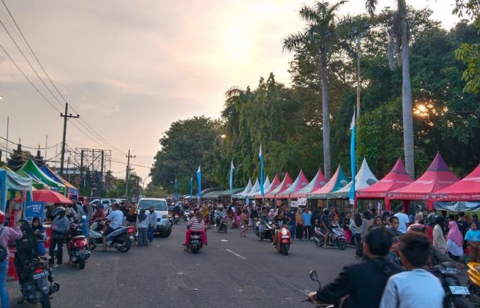 Bazar Takjil Ramadan yang digelar oleh Jawa Pos Radar Madura di Jalan Letnan Abdullah, Bangkalan, menjadi magnet bagi ratusan warga yang antusias berburu kuliner khas Ramadan. (RadarBangkalan.id)