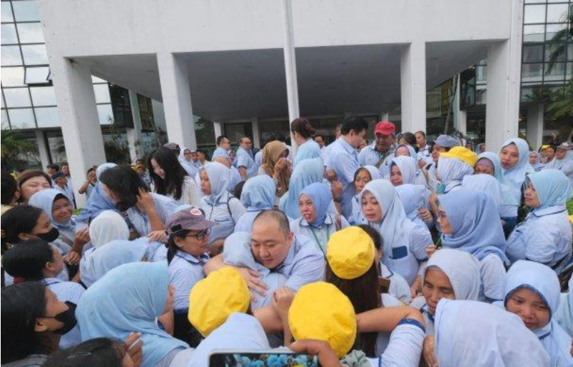 Tangis haru karyawan Sritex pecah saat Komisaris Utama sekaligus Presiden Direktur HM Lukminto turun langsung menemui mereka, Jumat (28/2/2025). HO/dok Sritex