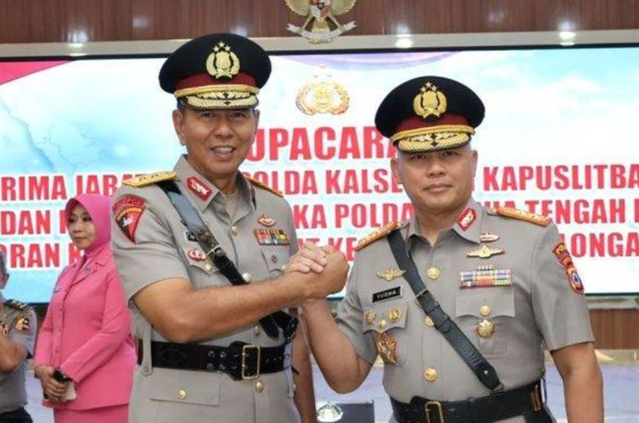 Kapolda Kalsel Irjen Rosyanto Yudha (kanan) dalam acara serah terima jabatan Kapolda Kalsel pada 6 Desember 2024.(Istimewa/Tribun Timur)