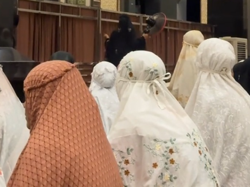 Video emak-emak membawa kipas angin ke dalam masjid. Foto: Dok. TikTok @amrina_fatanah.