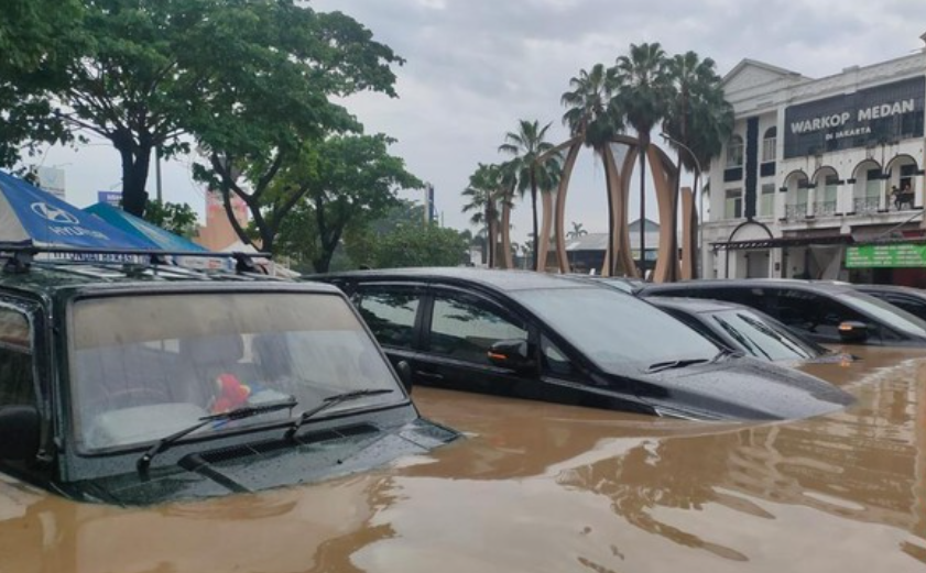 Banjir terjadi kawasan Bekasi, Jawa Barat, Selasa (4/3). Puluhan mobil terendam banjir di sekitar Ruko Grand Galaxy City, Bekasi. (CNN Indonesia/Safir Makki)