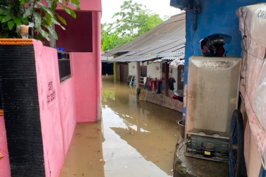 Banjir rendam RT 06 dan RT 07 RW 002 Kampung Lebak, Teluk Pucung, Bekasi Utara, Kota Bekasi, Selasa (4/3/2025).(Rachel Farahdiba R)