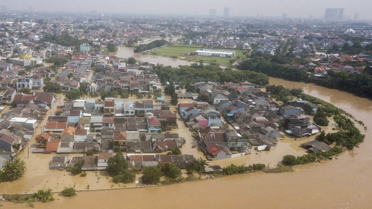 Foto udara luapan air sungai yang merendam perumahan Kemang IFI, Jatirasa, Bekasi, Jawa Barat, Selasa (4/3/2025). ANTARA FOTO/Fakhri Hermansyah/agr