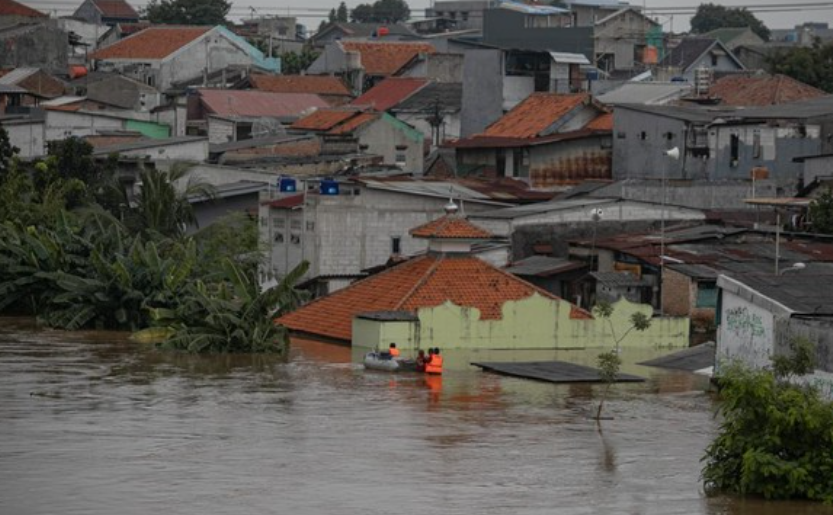 Banjir mengepung Jakarta dan sekitarnya dalam dua hari terakhir akibat hujan lebat yang mengguyur. (CNN Indonesia/Adi Ibrahim)