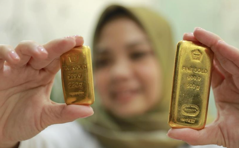 Foto: Karyawati menunjukkan emas PT Aneka Tambang Tbk. (Antam) di salah satu gallery penjualan emas di Jakarta, Selasa (16/7/2024). (CNBC Indonesia/Muhammad Sabki)