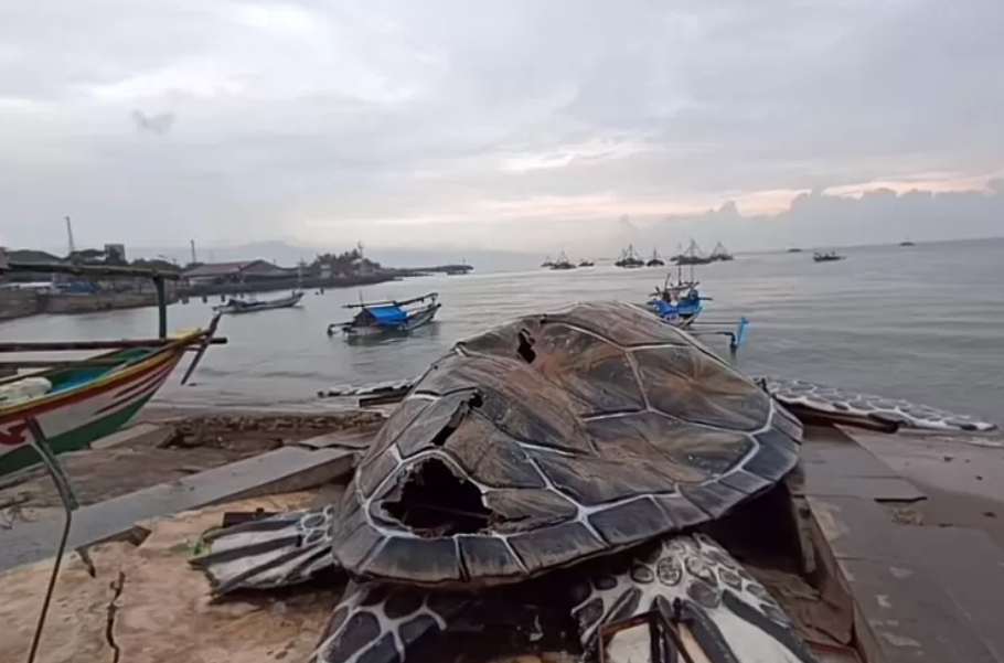 Patung penyu di Pelabuhanratu senilai Rp15,6 miliar rusak. (Tangkapan layar TikTok @palembangadogalo6)