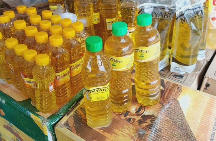 Detail MinyaKita dengan beragam ukuran yang ditemui di Pasar Tradisional Anom, Kecamatan Kota, Kabupaten Sumenep, Jawa Timur. (KOMPAS.com/ Nur Khalis)