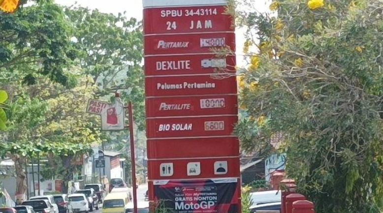 SPBU Cirangkong, Surade, Kabupaten Sukabumi. Pengawas SPBU membantah adanya uang tip untuk isi BBM ke jeriken. - Update daftar harga BBM Pertamina terkini per 9 Maret 2025 di SPBU seluruh wilayah Indo