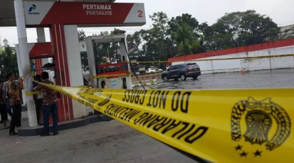 Polrestabes Medan menyegel SPBU di Jalan Flamboyan, Kecamatan Medan Tuntungan, Kota Medan pada Jumat (7/3/2025). (Sumber: KOMPAS.com/GOKLAS WISELY )