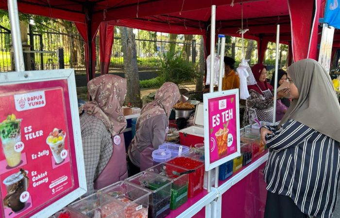Pedagang bazar takjil saat melayani pembeli. (Radarbangkalan.id)