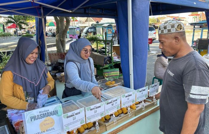 Pedagang bazar takjil saat melayani pembeli. (Radarbangkalan.id)