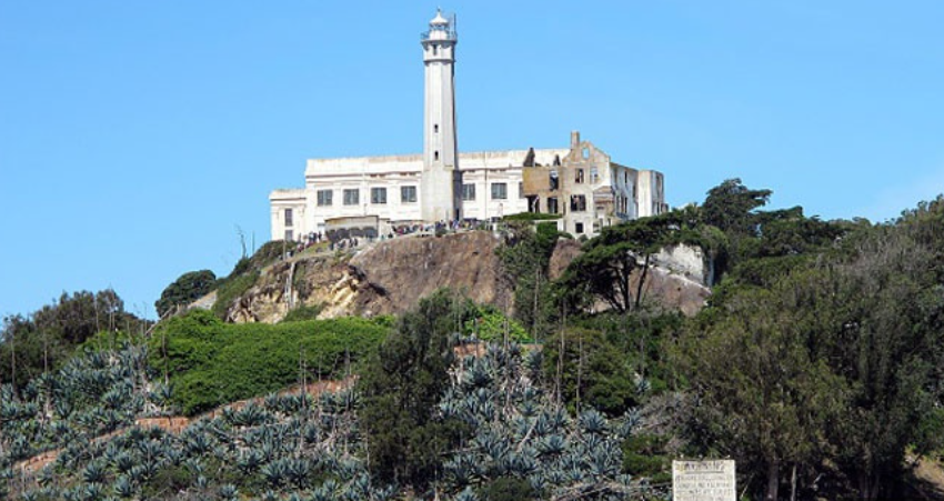 "The Rock," bekas penjara berkeamanan tinggi di Pulau Alcatraz, kini museum wisata di San Francisco Bay, dulu benteng militer sebelum menjadi penjara federal pada 1934.