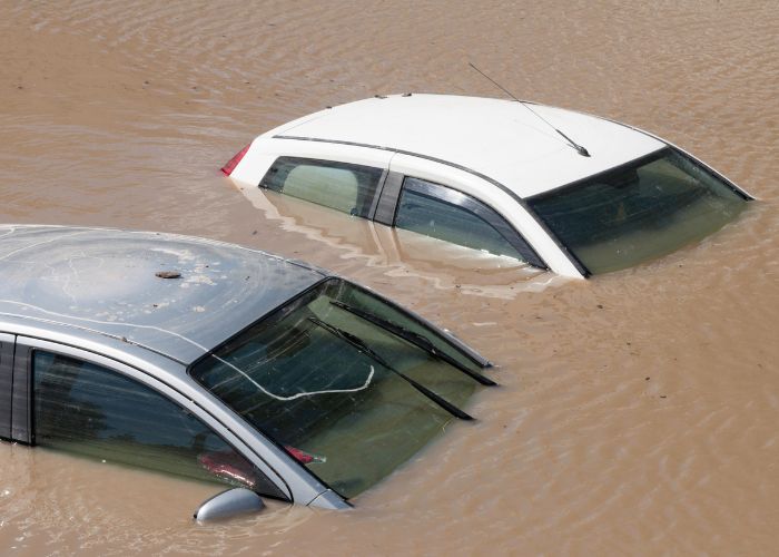 Ilustrasi Mobil Terendam Banjir