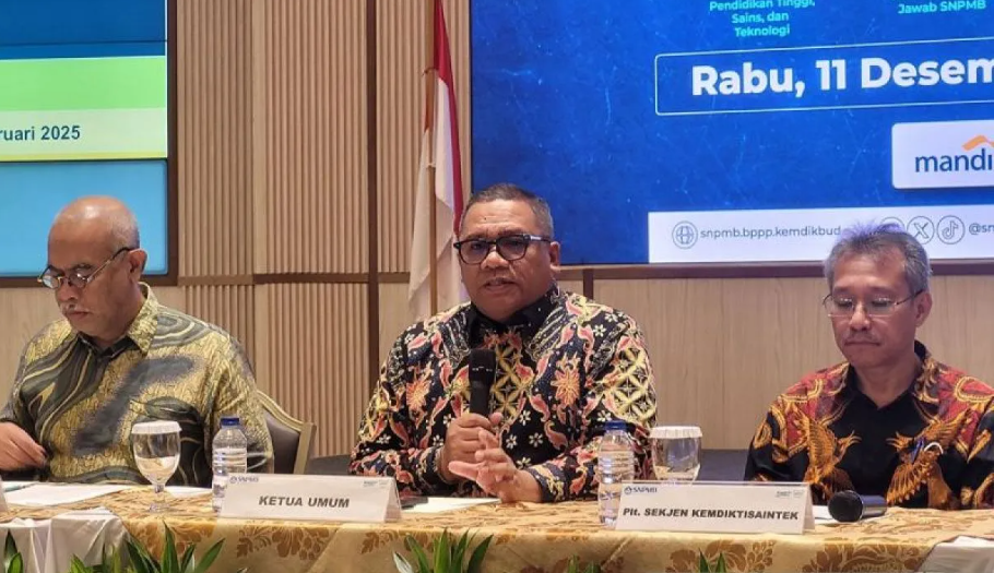 Arsip - Ketua Umum Tim Penanggungjawab SNPMB 2025 Eduart Wolok dalam konferensi pers di Jakarta, Rabu (11/12/2024). (ANTARA/Sean Filo Muhamad)