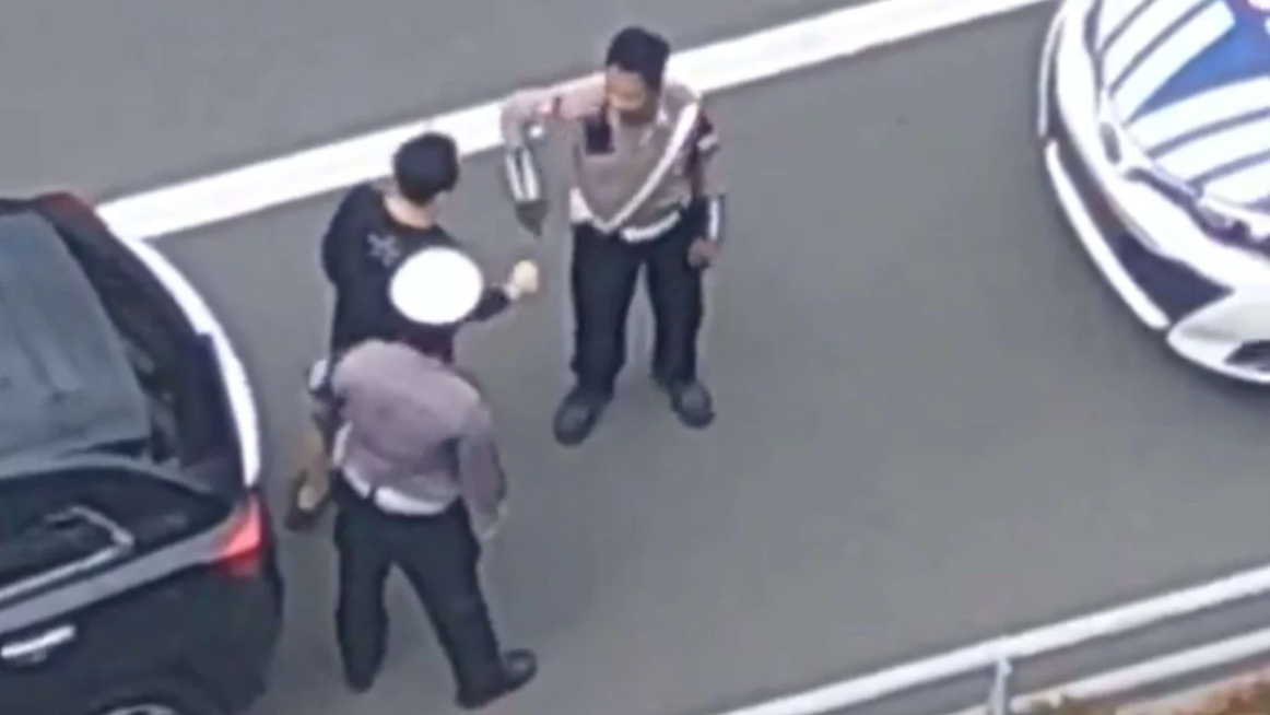 Viral Oknum Polisi Diduga Terima Suap dari Pemobil yang Kena Tilang. (Sumber :X @04_zainal)