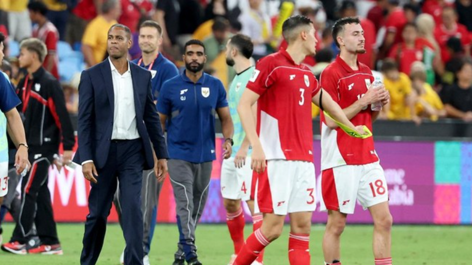 Timnas Indonesia masih di zona aman setelah dihajar Australia. (AFP/DAVID GRAY)
