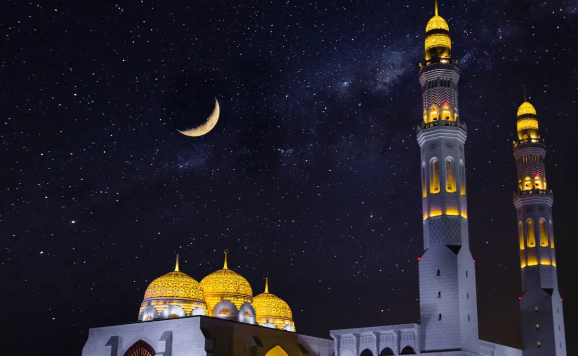 Ilustrasi masjid di malam yang cerah/copyright unsplash.com/Katerina Kerdi