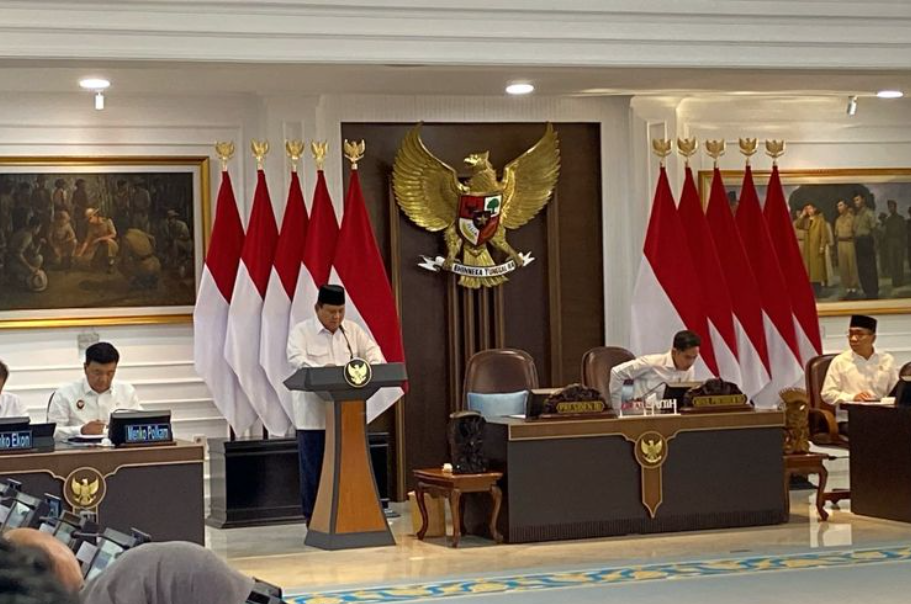 Presiden Prabowo Subianto menyampaikan sambutan dalam sidang kabinet Paripurna di Kantor Presiden, Kompleks Istana Kepresidenan, Jakarta Pusat, Jumat (21/3/2025). (KOMPAS.com/FIKA NURUL ULYA)