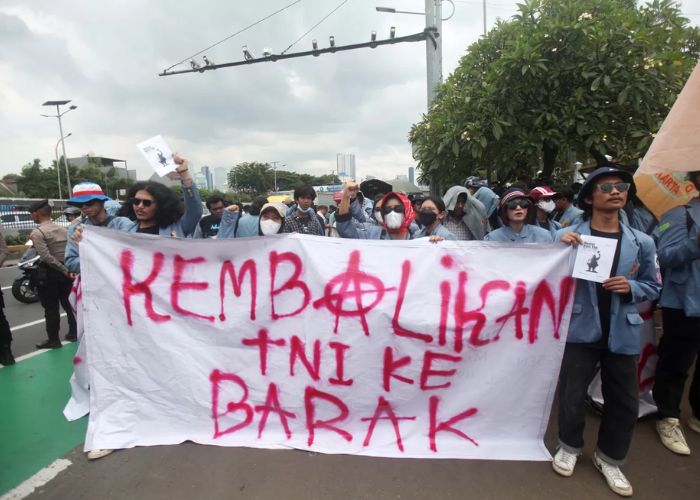 Massa demontrasi menolak Revisi UU TNI di depan Gedung DPR RI di Jakarta, Kamis (20/3/2025)