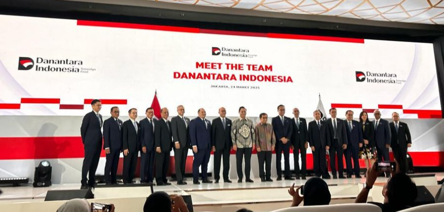 Kepala BPI Daya Anagata Nusantara, Rosan Roeslani, mengumumkan struktur kelembagaan Danantara Indonesia. (CNBC Indonesia/Mentari Puspadini)