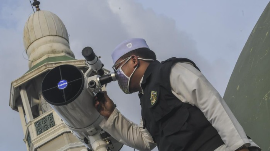 Ilustrasi pemantauan hilal untuk sidang isbat Idul Fitri (Foto: ANTARA FOTO/MUHAMMAD ADIMAJA)