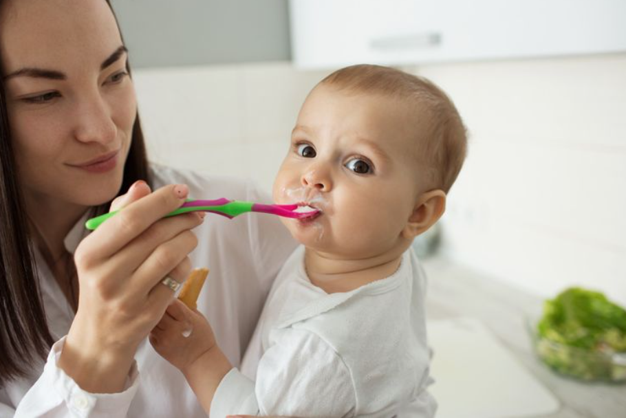 Ilustrasi MPASI. Persiapkan MPASI yang bergizi dan aman untuk bayi selama mudik Lebaran dengan tips praktis agar perjalanan keluarga tetap nyaman dan sehat.(Freepik/cookie_studio)