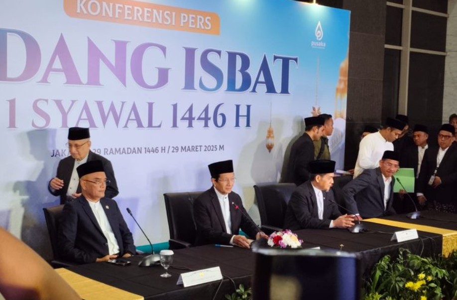 Menteri Agama Nasaruddin Umar (tengah) saat memimpin pengumuman sidang isbat 1 Syawal 1446 Hijriah di Kantor Kemenag RI, Jakarta Pusat, Sabtu (29/3/2025).(KOMPAS.com/SINGGIH WIRYONO)