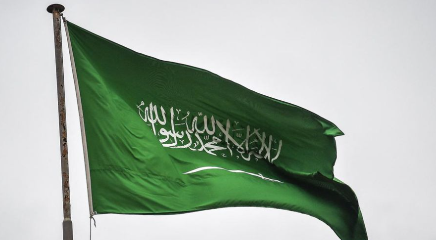 oto: Bendera Arab Saudi. (AFP via Getty Images/Ozan Kose)