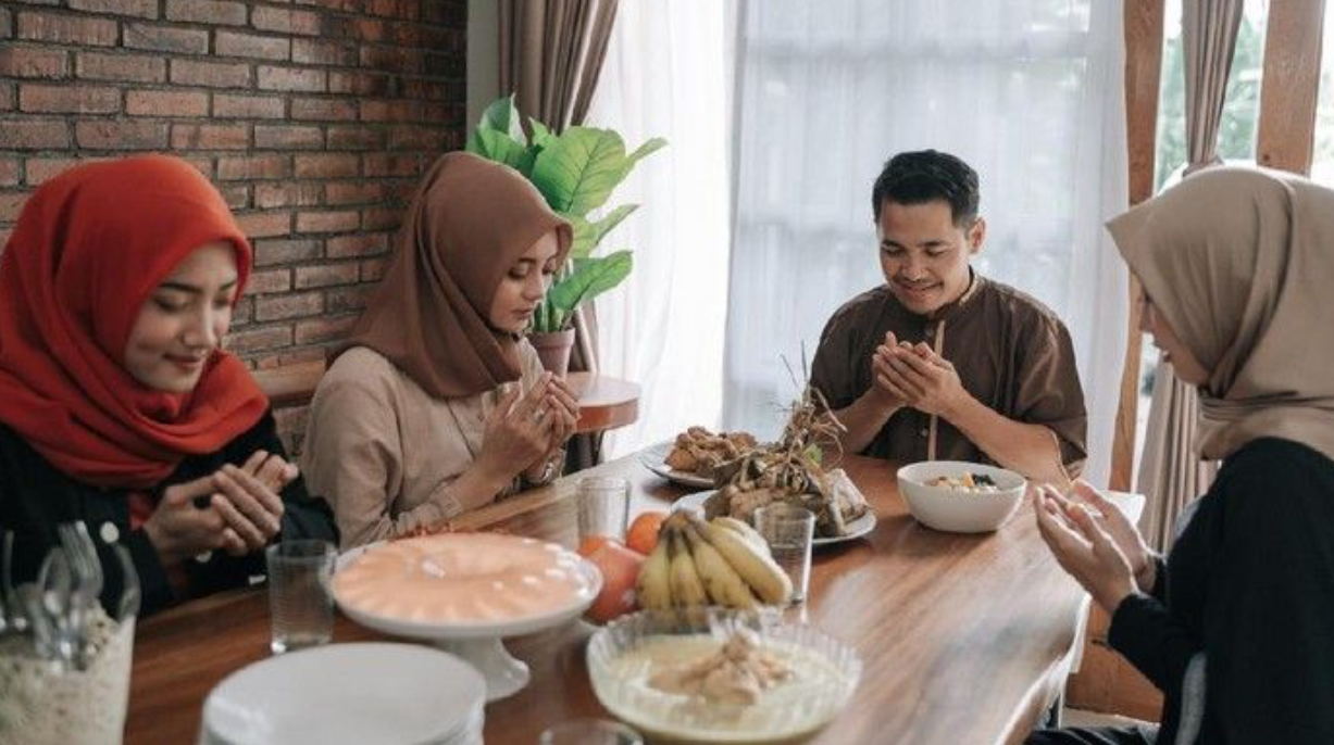 Ilustrasi ketika sedang membaca niat puasa Syawal. (Foto: Pinterest)