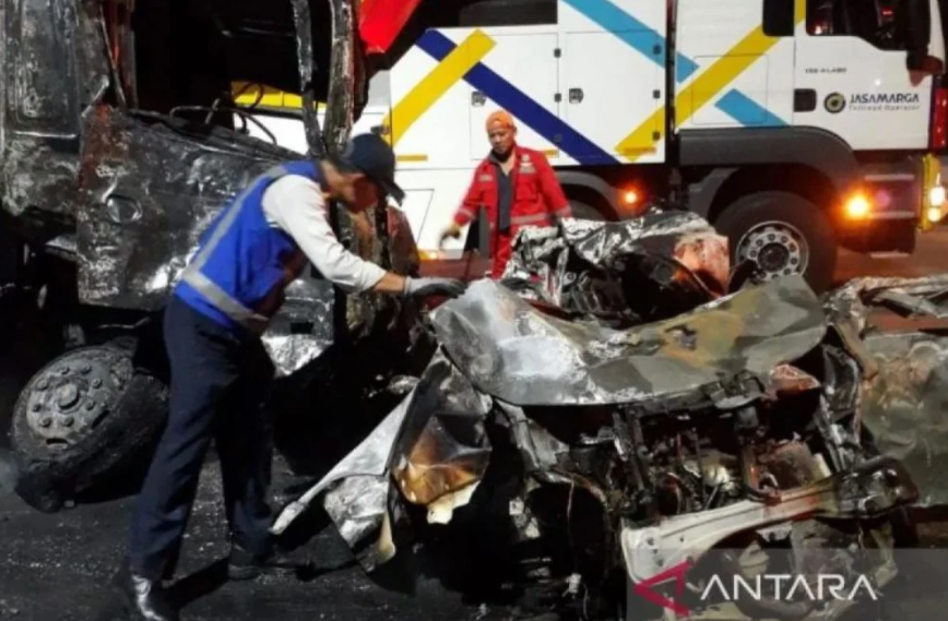 Petugas menangani lokasi kecelakaan di Gerbang Tol Ciawi, Kelurahan Katulampa, Kota Bogor, Jawa Barat, Rabu (5/2/2025). (ANTARA/HO-Damkar Kota Bogor)