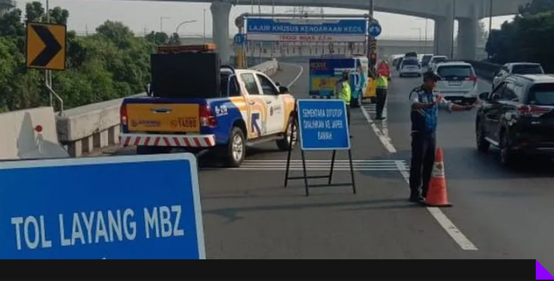 Viral Truk Tangki Muatan Gas Kecelakaan di Tol Cikampek, Petugas Turun Tangan (&copy;merdeka.com)