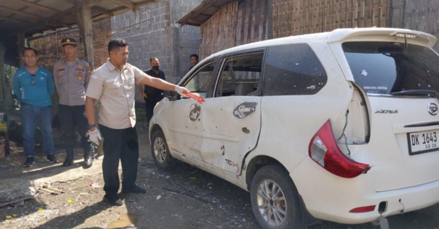 Balon udara meledak kena rumah-mobil (Foto file: Adhar Muttaqin/detikJatim)