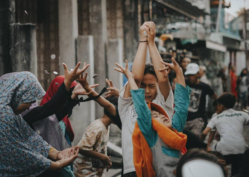 Tradisi udik-udikan lebaran kupat di Desa Suci Gresik. (Foto: Ovi/GresikSatu.com)