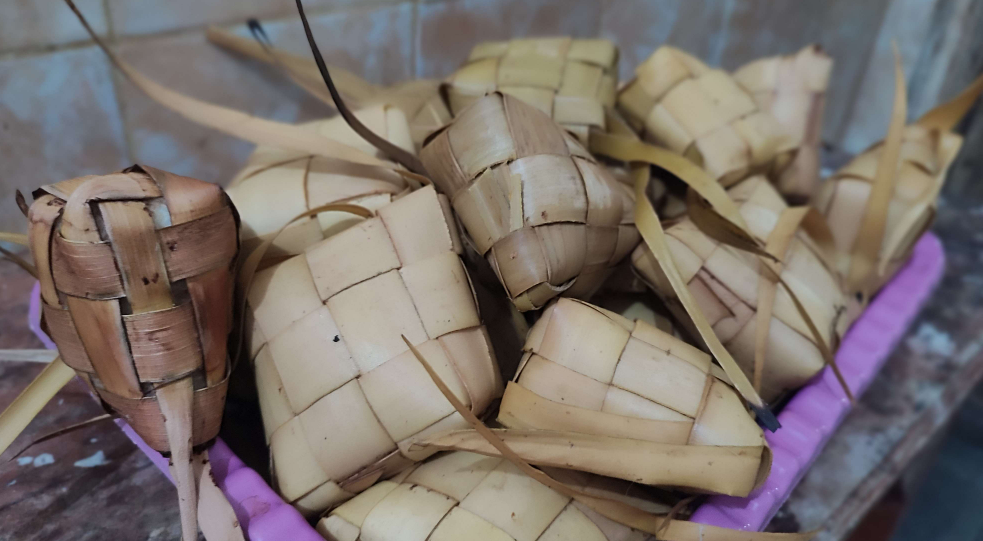 Ketupat, yang terbuat dari beras dan dibungkus dengan janur (Foto: RRI/ Rendie