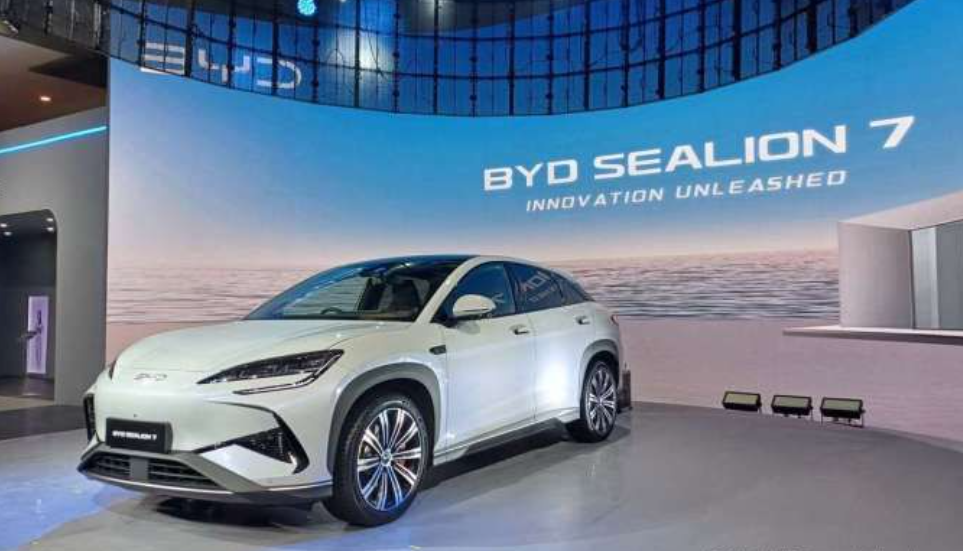 ILUSTRASI. Peluncuran mobil listrik BYD Sealion 7 di IIMS 2025.